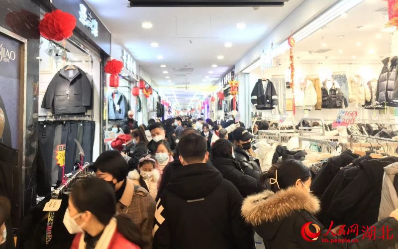 漢口北市場內人潮涌動。人民網 周倩文攝