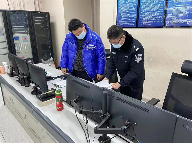 民警在大型商场监控室检查安全台账。