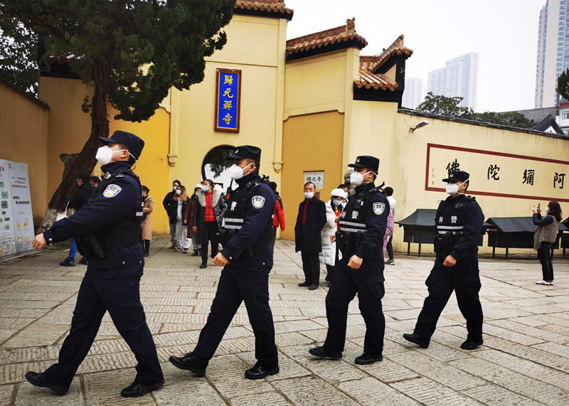武汉特警在归元寺巡逻。