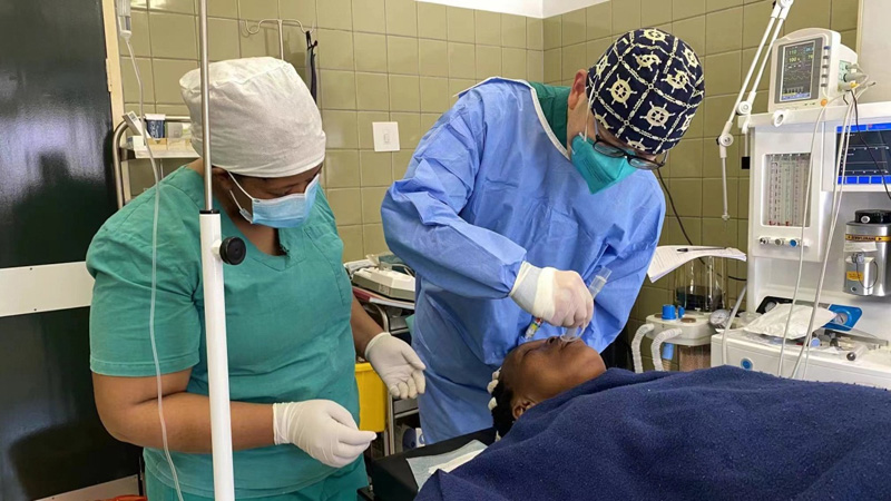 邓方方在进行临床教学，对当地麻醉护士使用喉罩进行培训。