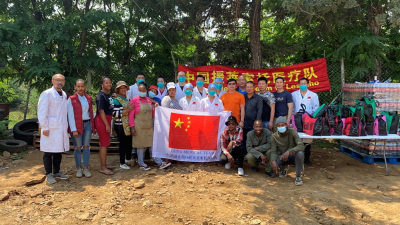第十六批中國援萊索托醫療隊為當地民眾義診。