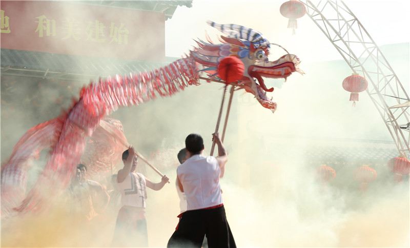 湖北省傳統火龍民俗表演。張俊杰攝