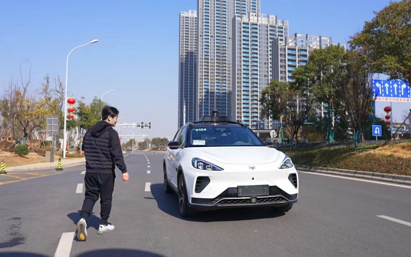 武汉经开区智慧生态城体验5G无人驾驶车辆。