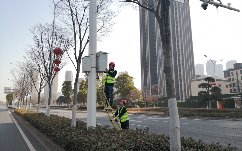 湖北移动工作人员在军山新城进行智能网联汽车相关设备日常维护。