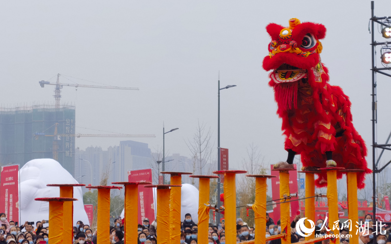 2月5日，武汉市东西湖区龙狮争霸赛上，舞狮表演吸引市民围观。人民网 周雯摄