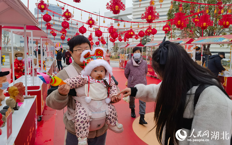 2月5日，正值元宵节，武汉不少市民纷纷携家人孩子，走出家门，感受元宵庙会的浓浓年味。人民网 周雯摄