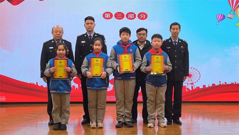 警方、校方共同为孩子们颁发获奖证书。
