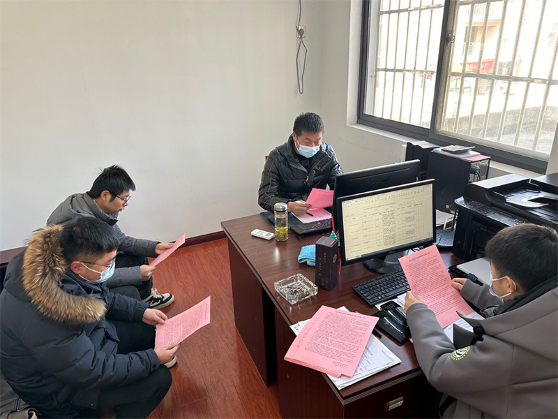 孝南区肖港镇组织机关干部学习讨论《一封信》。