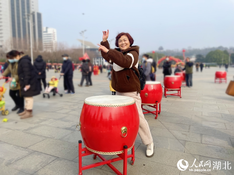 武汉市民姜女士现场体验手拍堂鼓。人民网 周恬摄