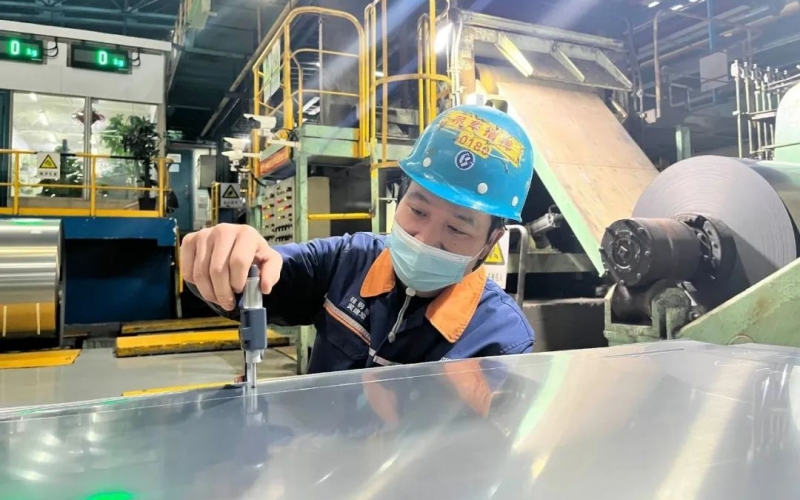 武钢有限硅钢部一分厂员工正在测量产品厚度