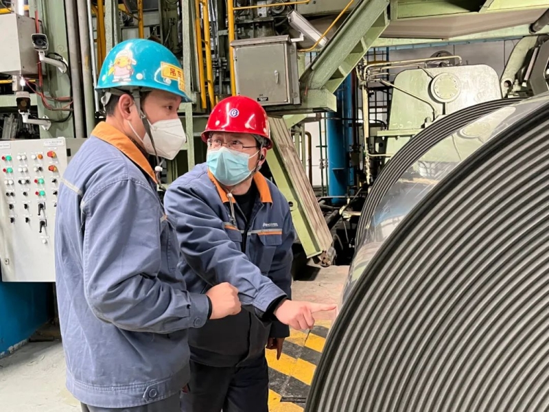 武钢有限硅钢部二分厂技术人员正检查工艺标准落实情况