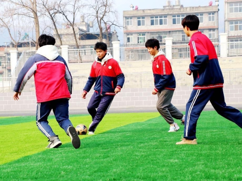 足球少年牛甲埼和同學們在新建的鄖西縣第二中學操場上踢足球。田佳攝