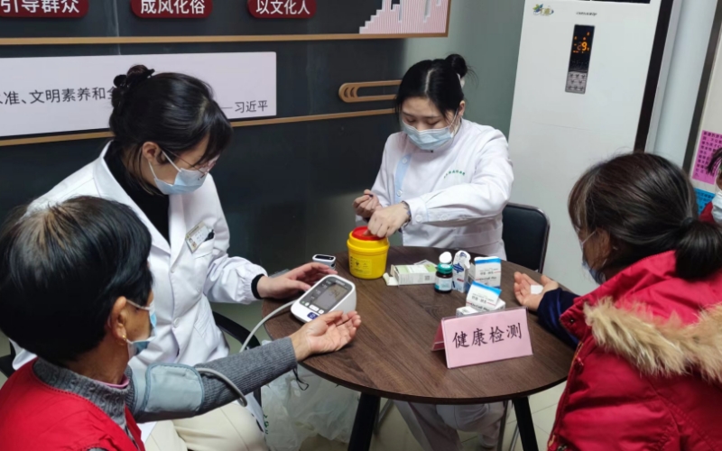 武漢市皮膚病防治院醫生為居民量血壓、測血糖。劉丹丹攝