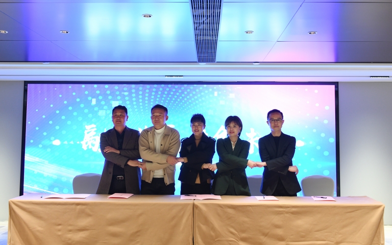 100多家企业现场签订襄城文商农旅融合发展合作盟约书。