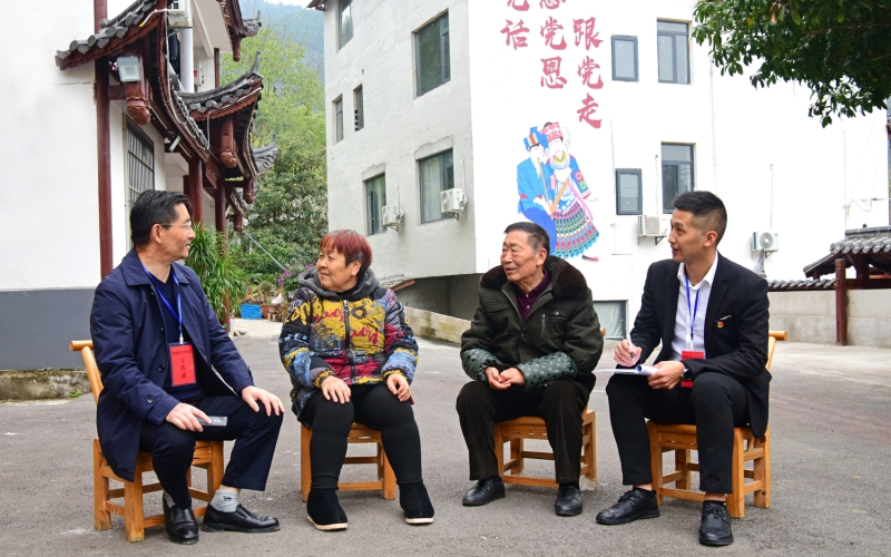 恩施市纪委监委干部在三岔镇莲花池村走访农户