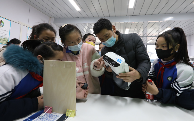 学生在严西湖国际青年营开展研学实践活动