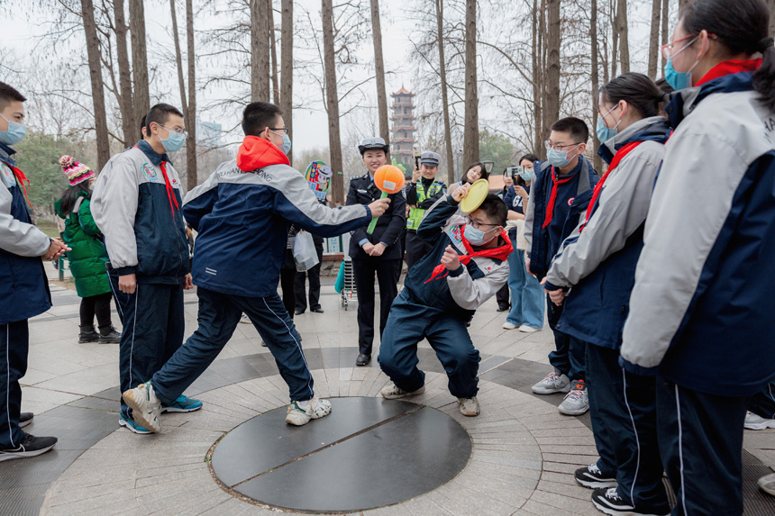 湖北武汉：户外交通课让学生们边玩边学