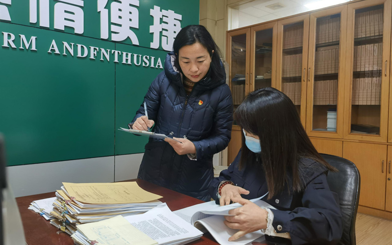 武昌区烟草局工作人员服务办事群众。