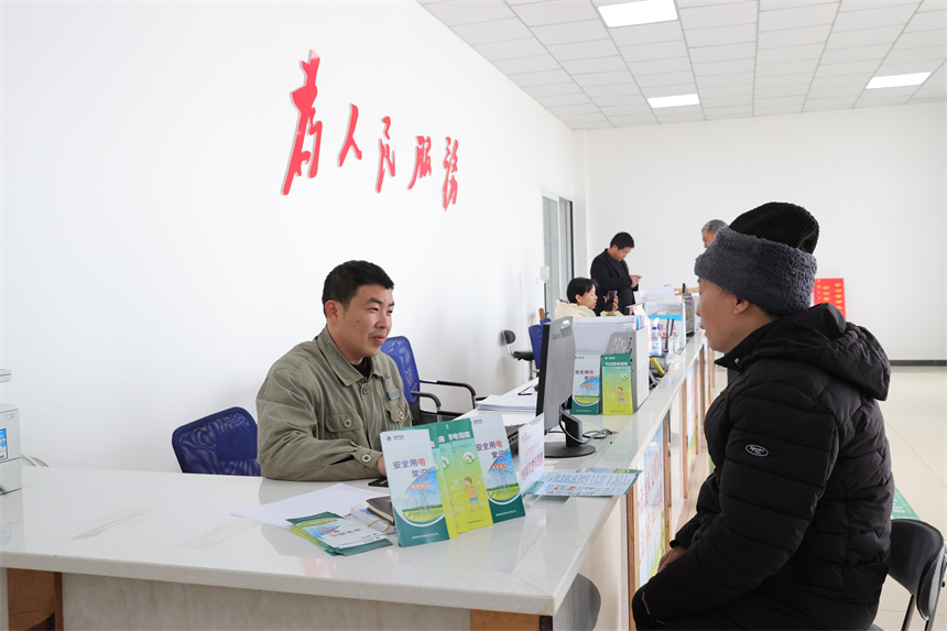3月1日，國網荊州供電公司天保供電所員工在“村網共建”駐村便民服務點接受村民用電業務咨詢。周志勇攝