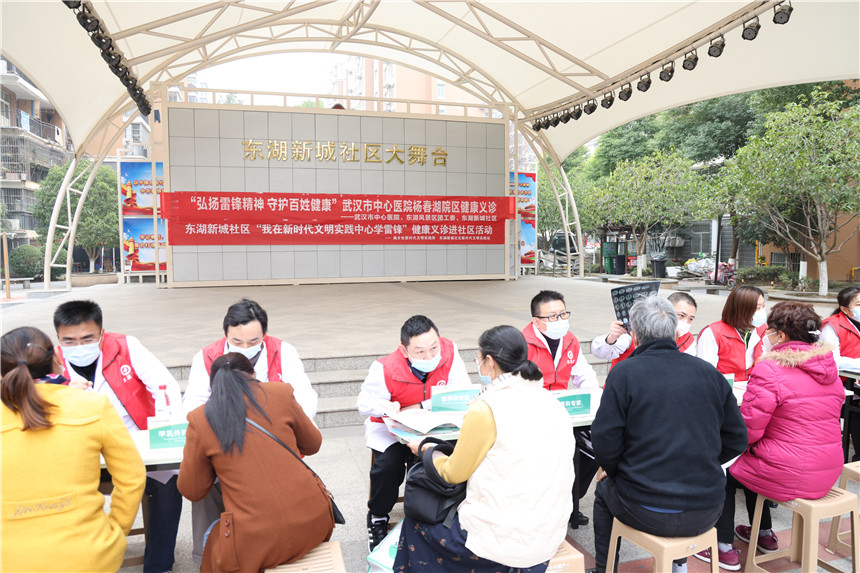 义诊活动现场多学科专家为社区居民答疑解惑。