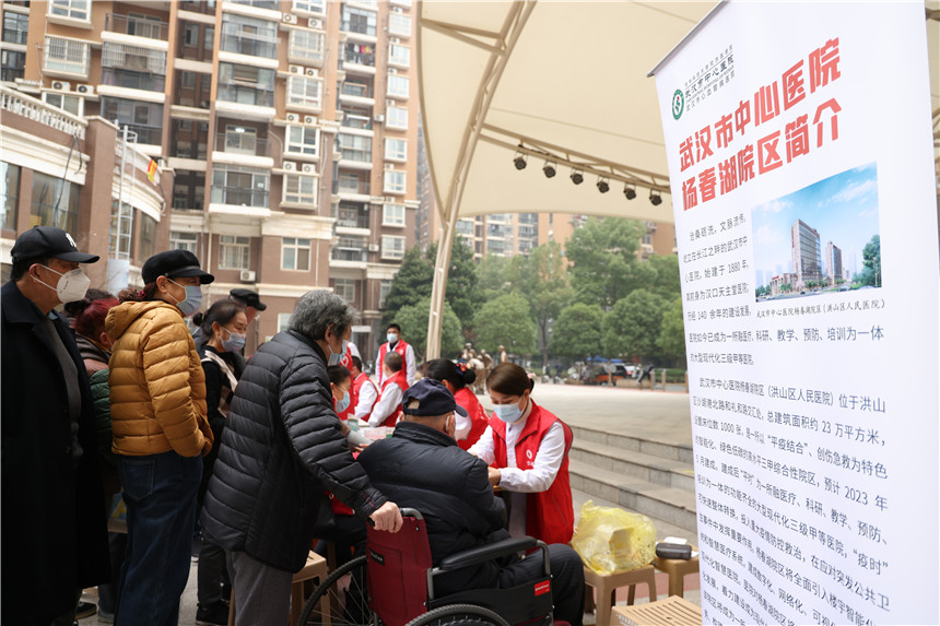 义诊现场医护人员为居民朋友们提供免费血糖、血压、眼底等检测。