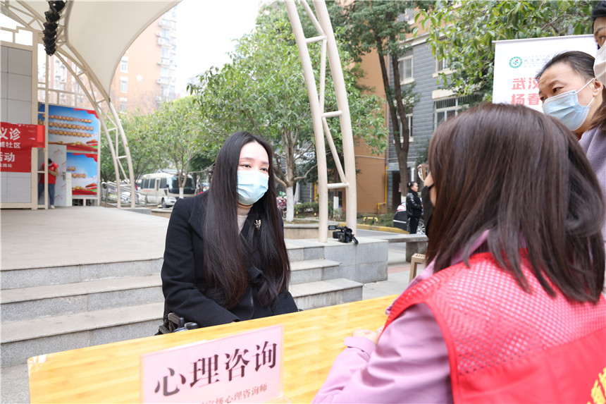 全国道德模范，武汉市中心医院志愿服务队名誉队长董明在社区进行心理辅导。