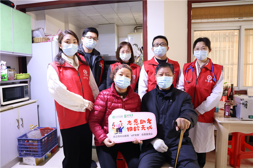 武汉市中心医院“e护到家”志愿服务队上门入户开展延续护理及健康服务。