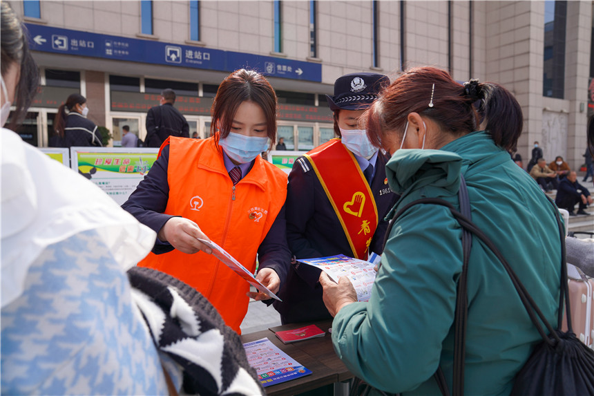 志願者在進站口開展宣傳引導。李濤攝