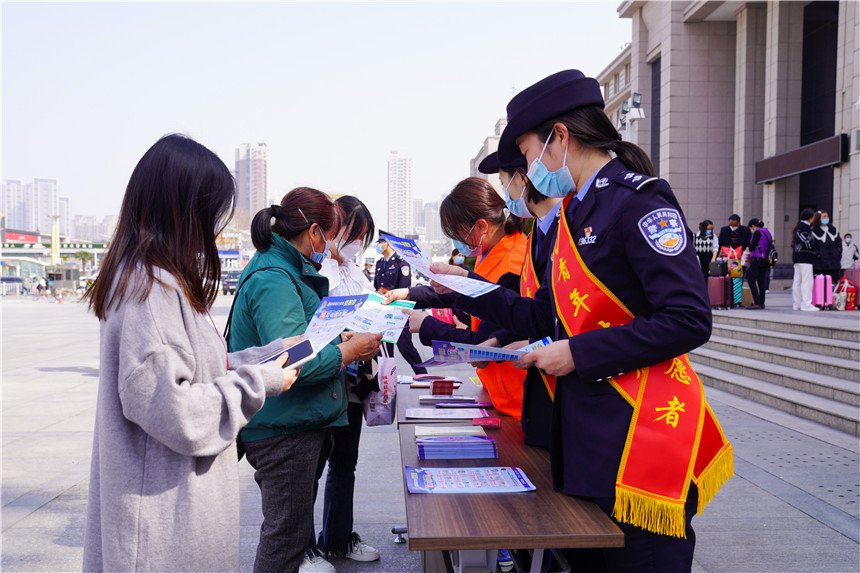 志願者在進站口開展宣傳引導。李濤攝