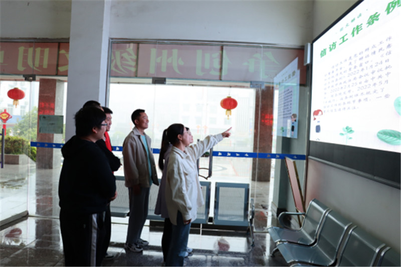图为新塘乡“清廉1刻”堂播放《信访工作条例》解读微视频