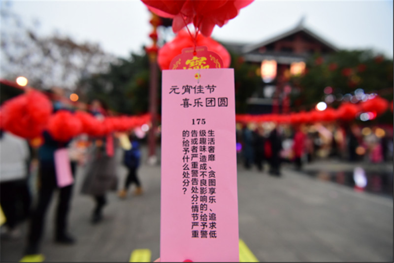 小渡船街道机场路社区组织开展猜廉政灯谜活动，吸引众多市民参加。