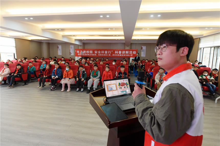 青年志愿者用动画片的形式向学生讲授安全用电知识。