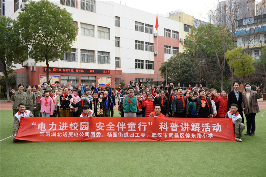 青年志愿者与学生合影。