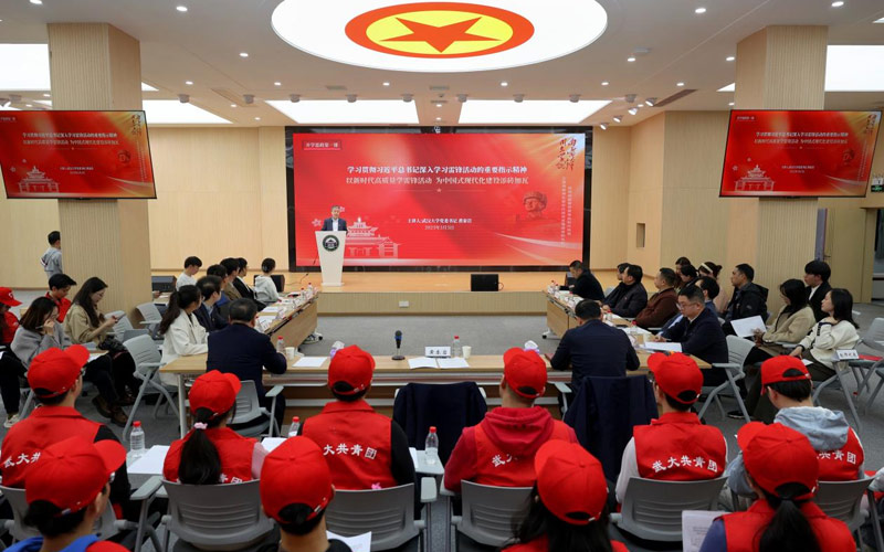 湖北武汉大学青年志愿者将雷锋精神转化为微小志愿行动