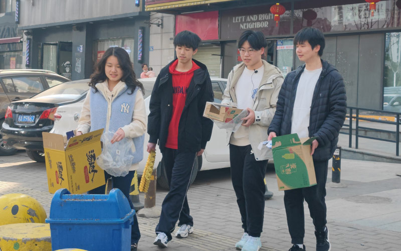 学生们一起收集废品