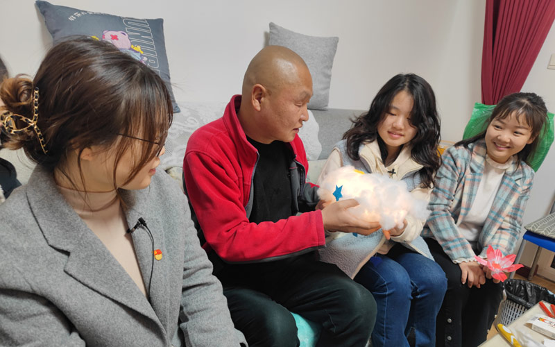 将制作好的工艺品送给社区居民