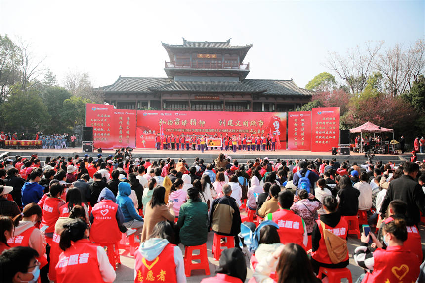 启动仪式上青少年朗诵《学雷锋倡议书》。