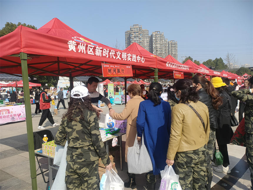 在时间银行用积分兑换生活用品。