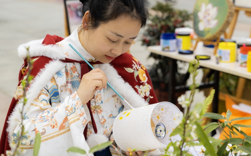 2023年3月7日，湖北省宜昌市秭归县一名女同胞在学习制作手绘台灯。