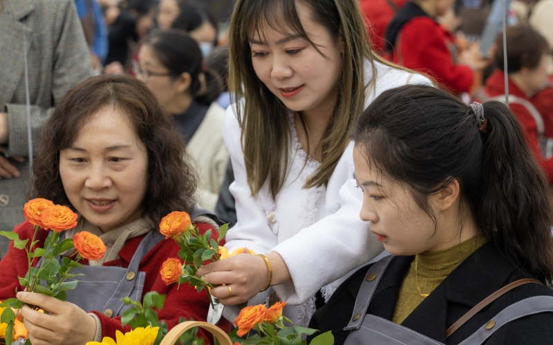 2023年3月7日，湖北省宜昌市秭归县女同胞在学习插花