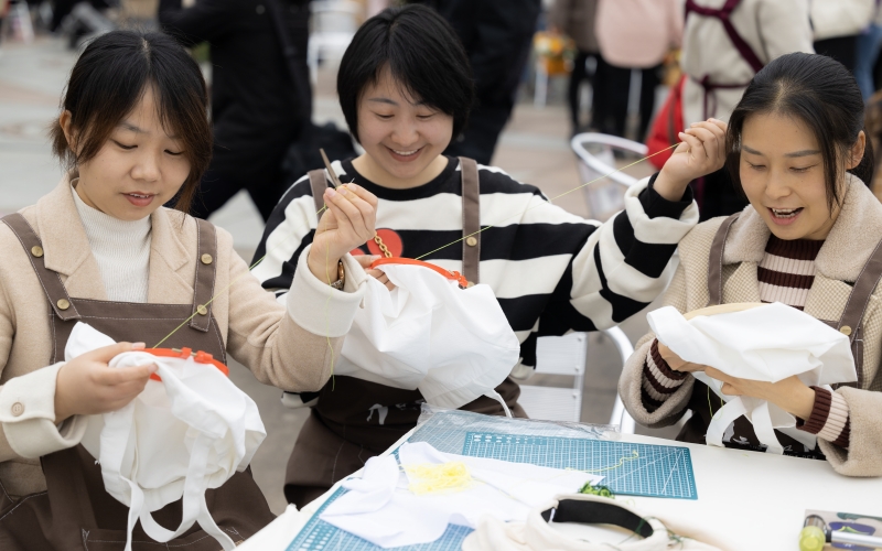 2023年3月7日，湖北省宜昌市秭归县女同胞在学习刺绣。