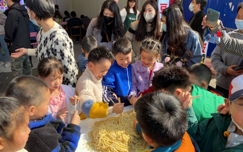 现场制作热干面。