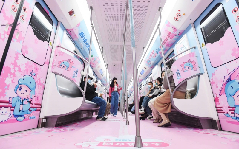 市民體驗乘坐櫻花專列。武漢地鐵集團供圖