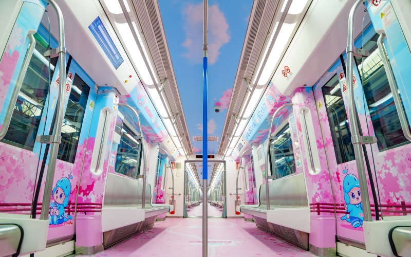 樱花地铁专列内车厢。武汉地铁集团供图