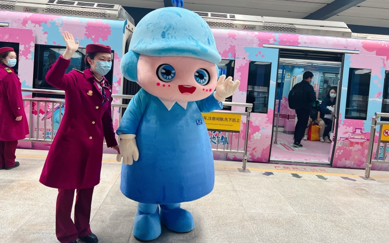 以“江豚”为创意来源进行拟人化创作的武汉地铁“鱼快快”现身站厅。武汉地铁集团供图