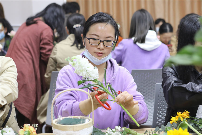 “三八节”高校为女教师打造插花品香专属时光