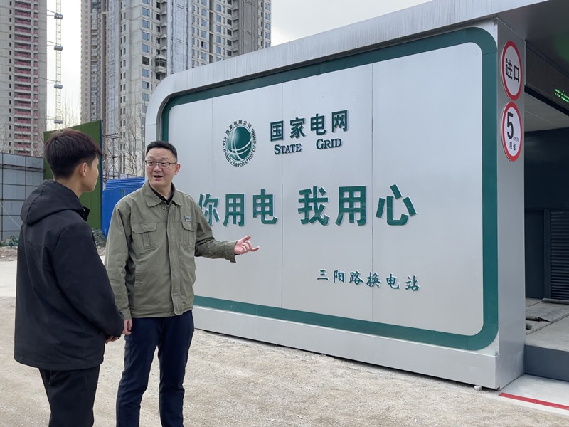 国网武汉供电公司汉口客户服务中心新兴产业负责人来到三阳路换电站巡查运营情况。朱思亦摄