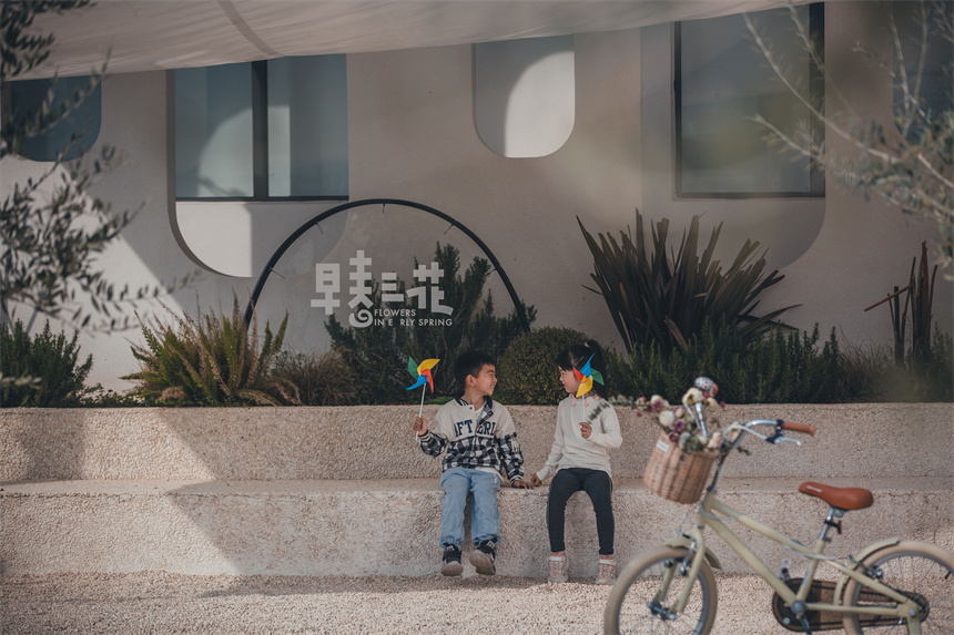 孩童戲游三花。李雙喜攝