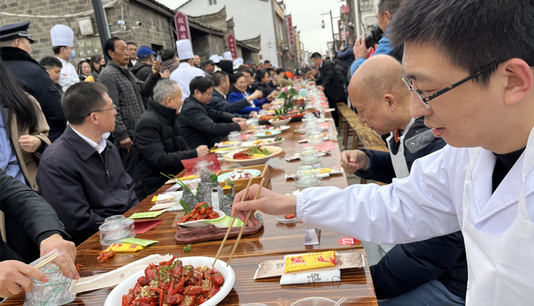 長桌宴烹調128道小龍蝦特色美食