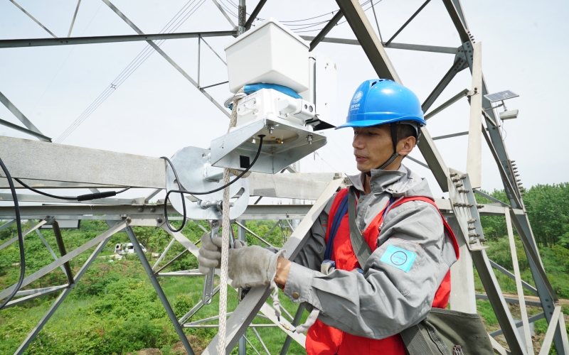 國網湖北電力員工在±500千伏宜華線652號安裝智能監測裝置。於江攝
